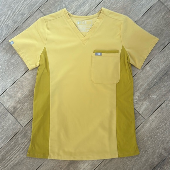 FIGS Catarina One-Pocket Scrub Top - Picture 1 of 4